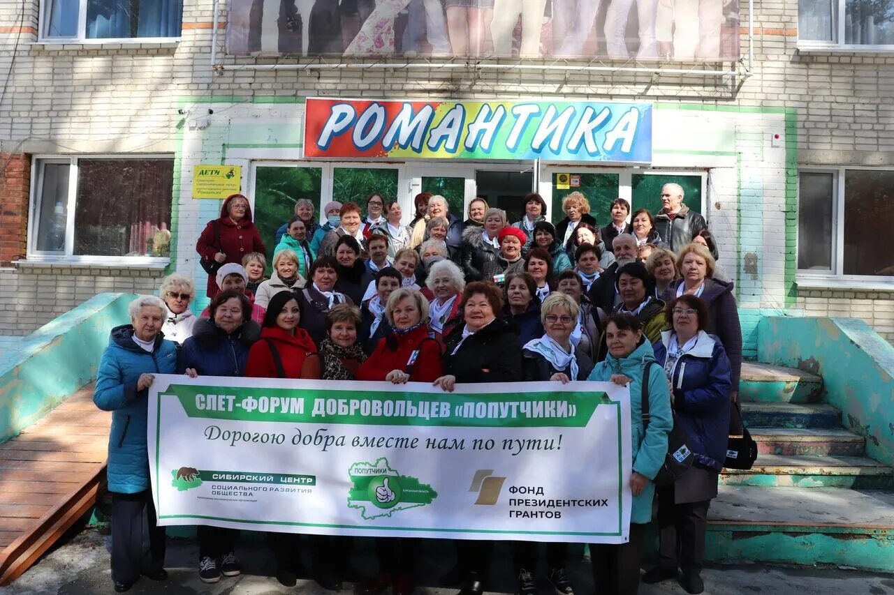 Единая россия люди. Единая россия. Партия единая россия. Волонтеры ржева. Ходят волонтеры от различных партий.