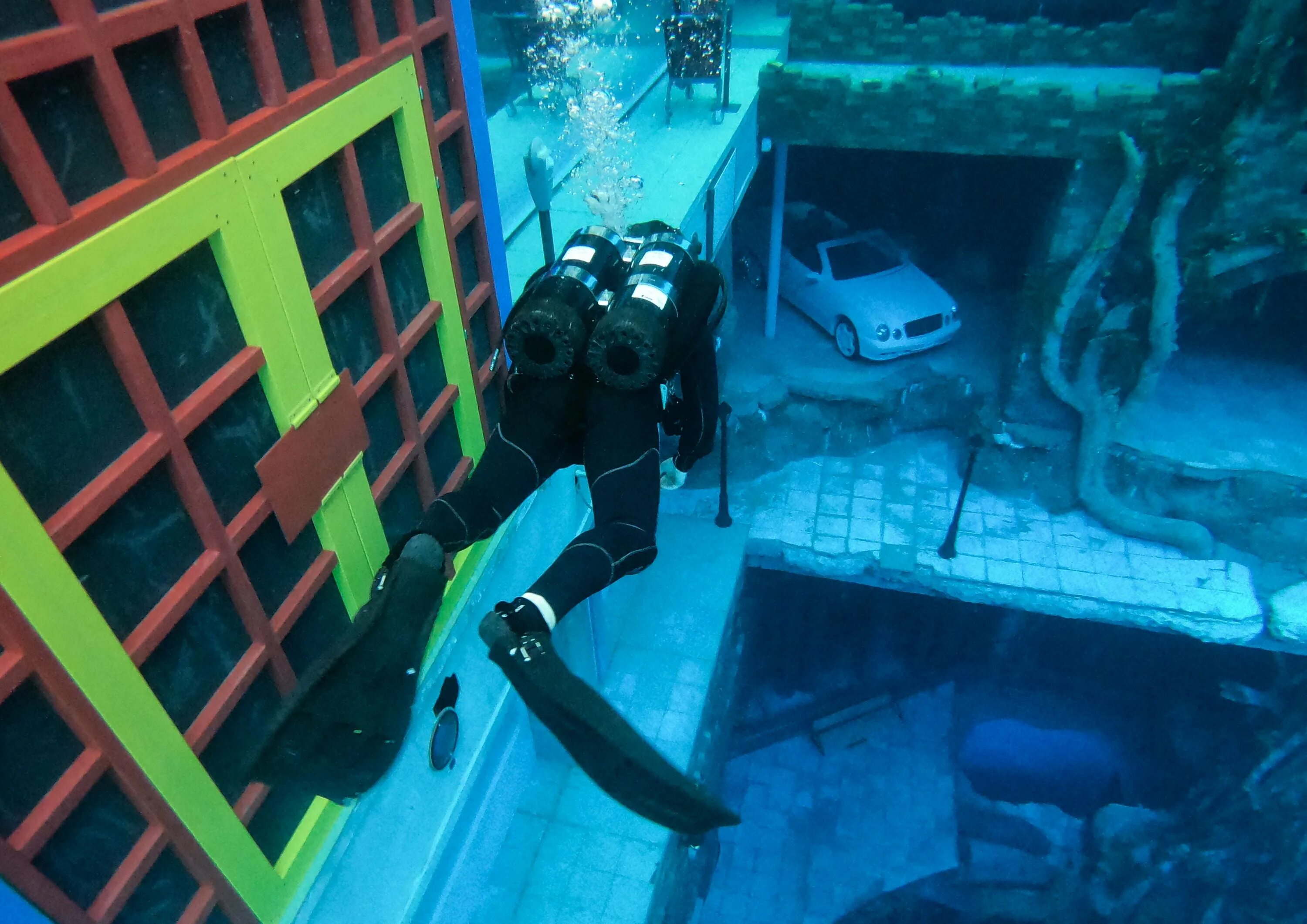 6 метров глубина. Бассейн Deep Dive Dubai. Самый глубокий бассейн для дайвинга в мире. Самый глубокий бассейн в мире в Дубае. Бассейн в Дубае 60 метров.
