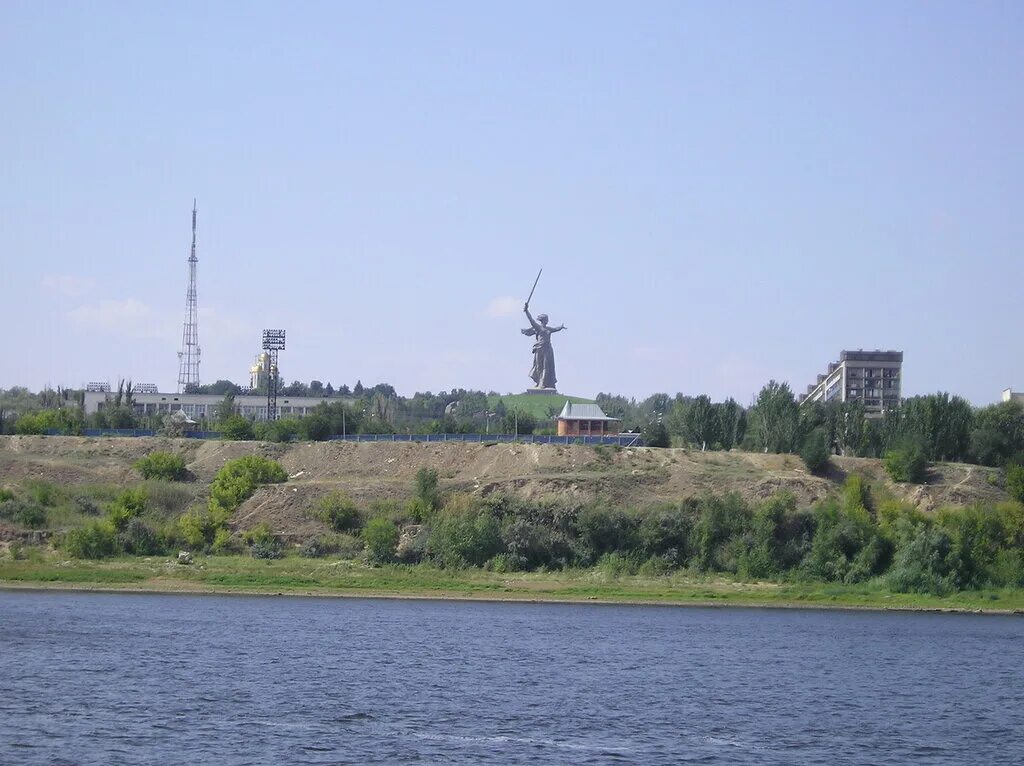 Россия 1 города волга. Река Волга Волгоград. Берег реки Волга в Волгограде. Правый берег Волги Волгоград. Достопримечательности города Волгоград река Волга.