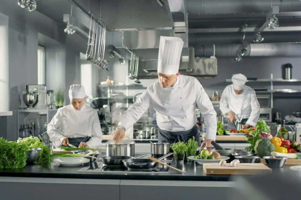 Повар гостиница вакансии. Кухня ресторана. кухня ресторана с поварами. повар на кухне. шеф повар на кухне ресторана.