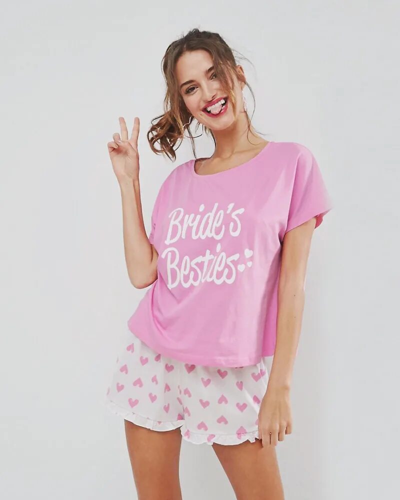 Девушка в розовой футболке. Пижамные шорты футболка. Пижама с шортами. Пижама с шортами розовая.