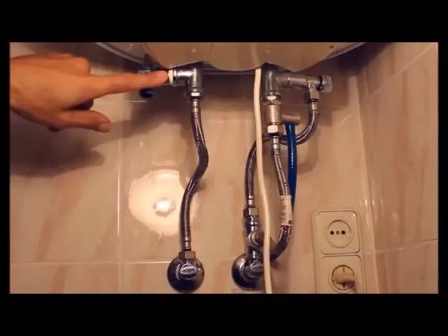 Подключить водонагреватель через удлинитель. Водонагреватель титан шланг подводки. монтаж проточного водонагревателя electrolux. подводка к водонагревателю. подводка для водонагревателя накопительного.
