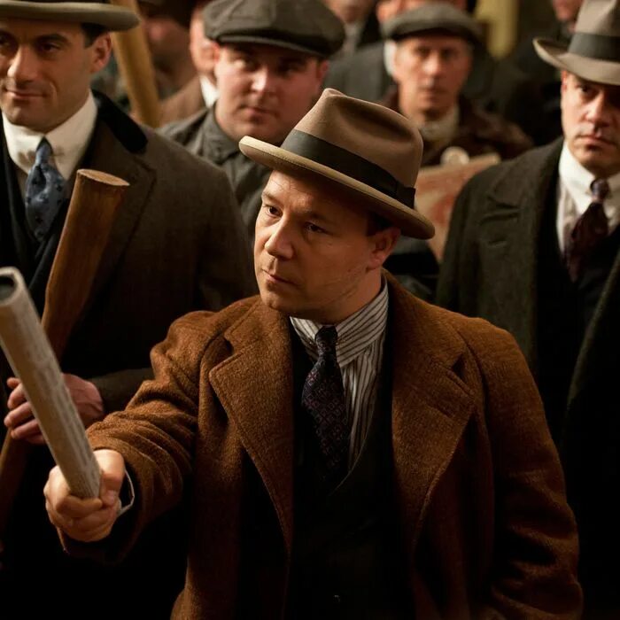 Джонни депп гангстер. Гордон гангстер. Джон бернтал город гангстеров. Майло вентимилья город гангстеров. Список про гангстеров.