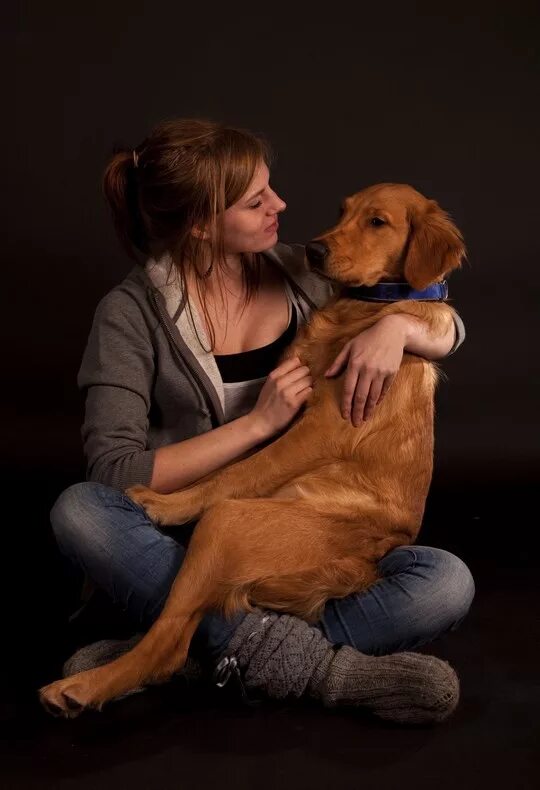 Собака рядом с человеком. Женщина с собакой. Фотосессия с собакой. Собака на руках.