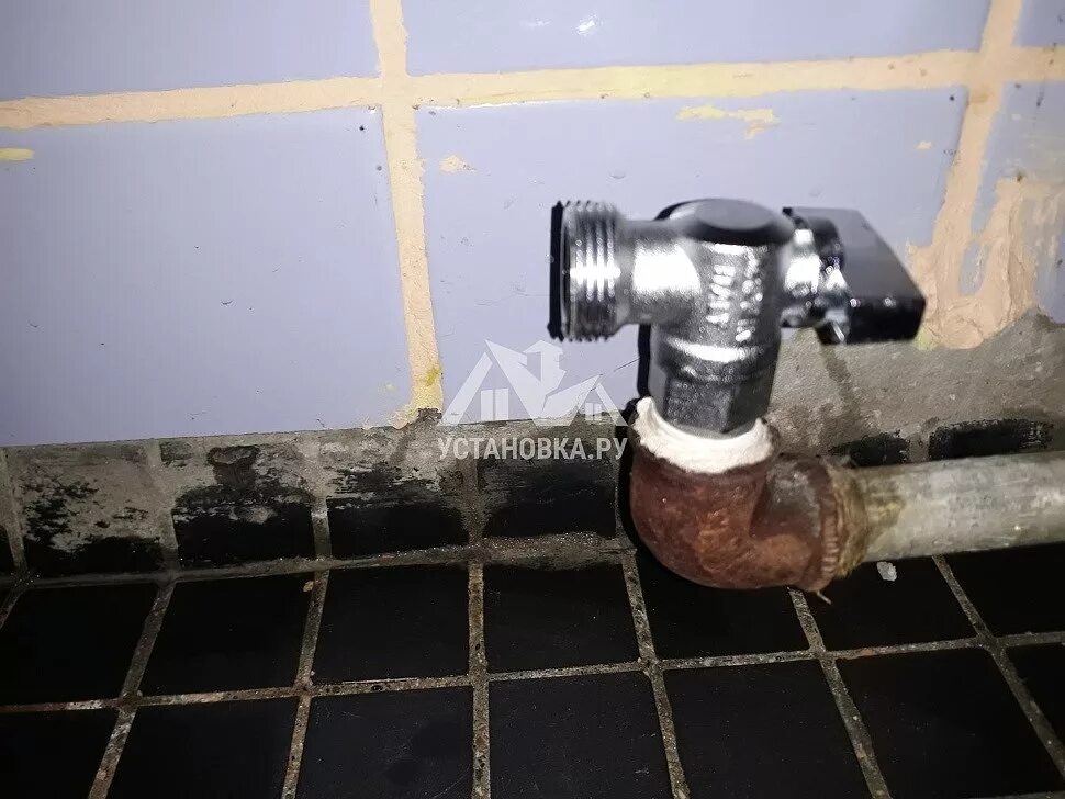Установка кранов под ванной