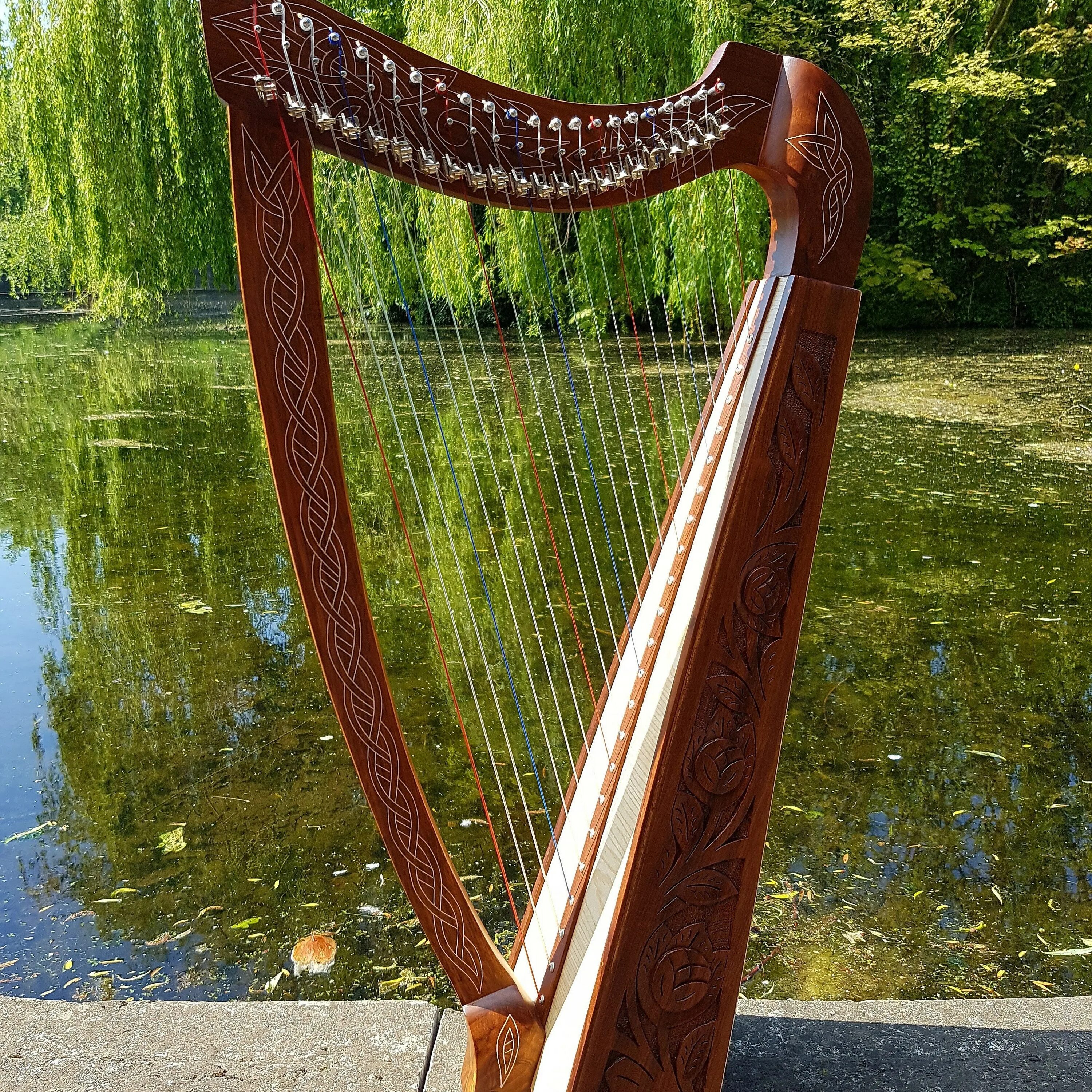 Кельтская арфа в ирландии. Кельтская арфа в ирландии. Арфистка кельтская арфа. Ирландская арфа или гэльская арфа. Кельтская арфа.