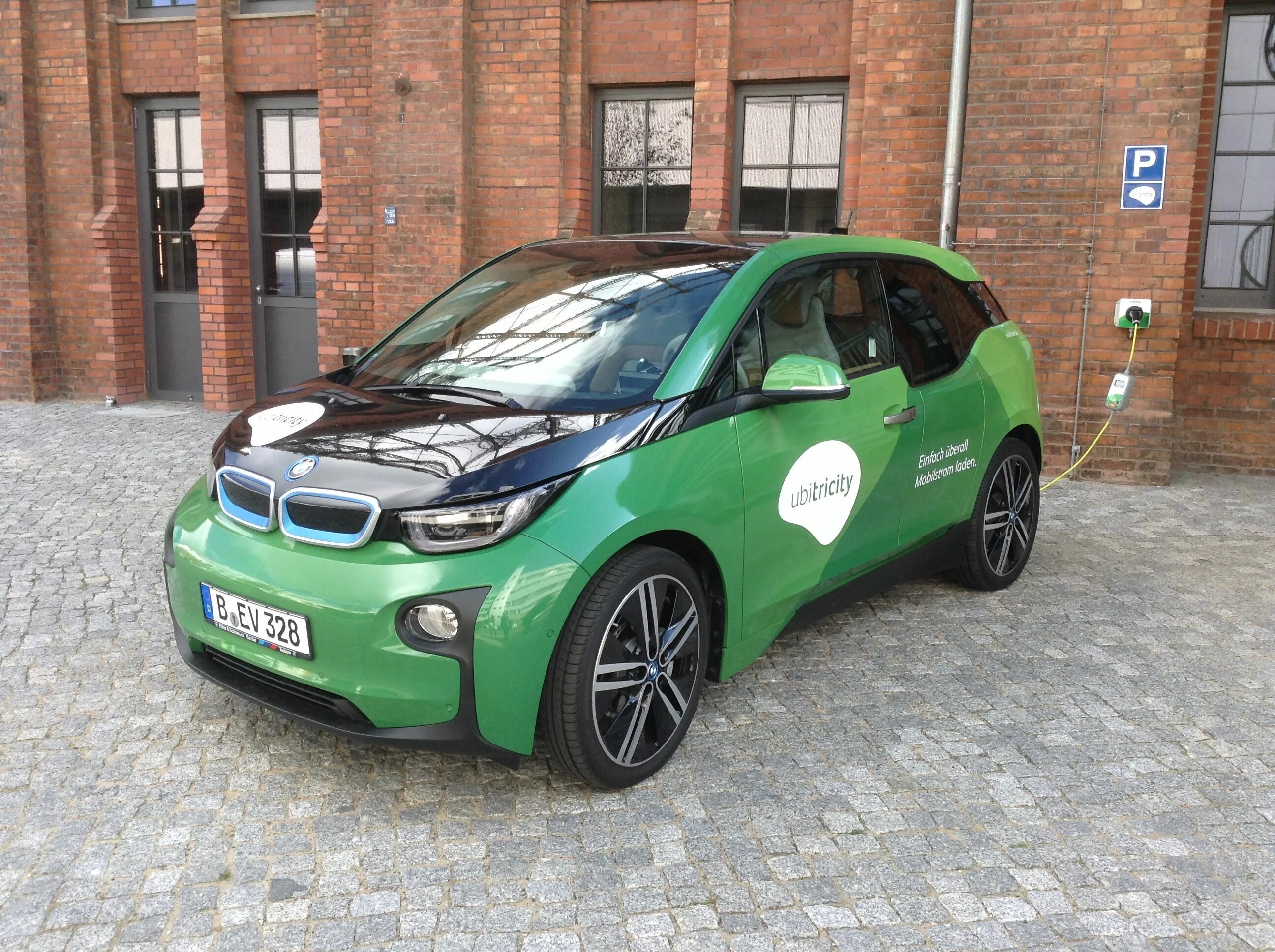 Good electro car. Машина электромобиль. Smart fortwo cabrio electric. Bmw электромобиль мосэнерго. Mercedes benz vision urbanetic concept.