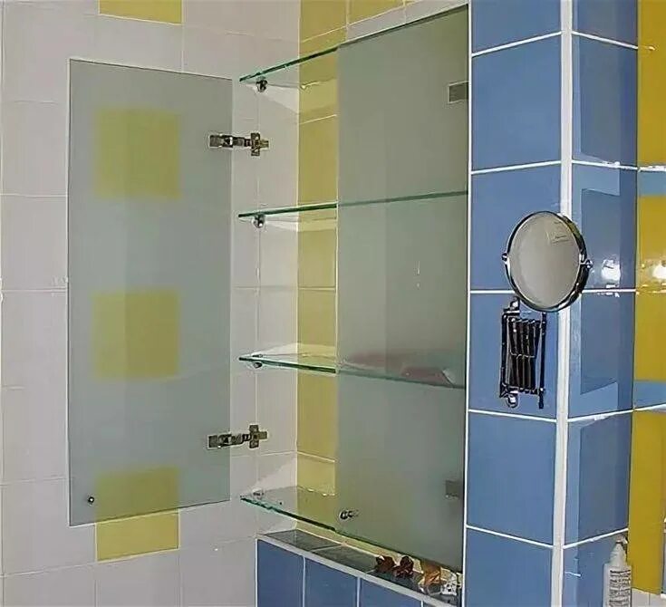 Шкаф для ванной со стеклянными дверцами. Стеклянный шкаф в ванную. Стеклянные дверцы для ниши в ванной. Шкафы в ванную комнату со стеклянной дверцей. Стеклянная ниша в ванной