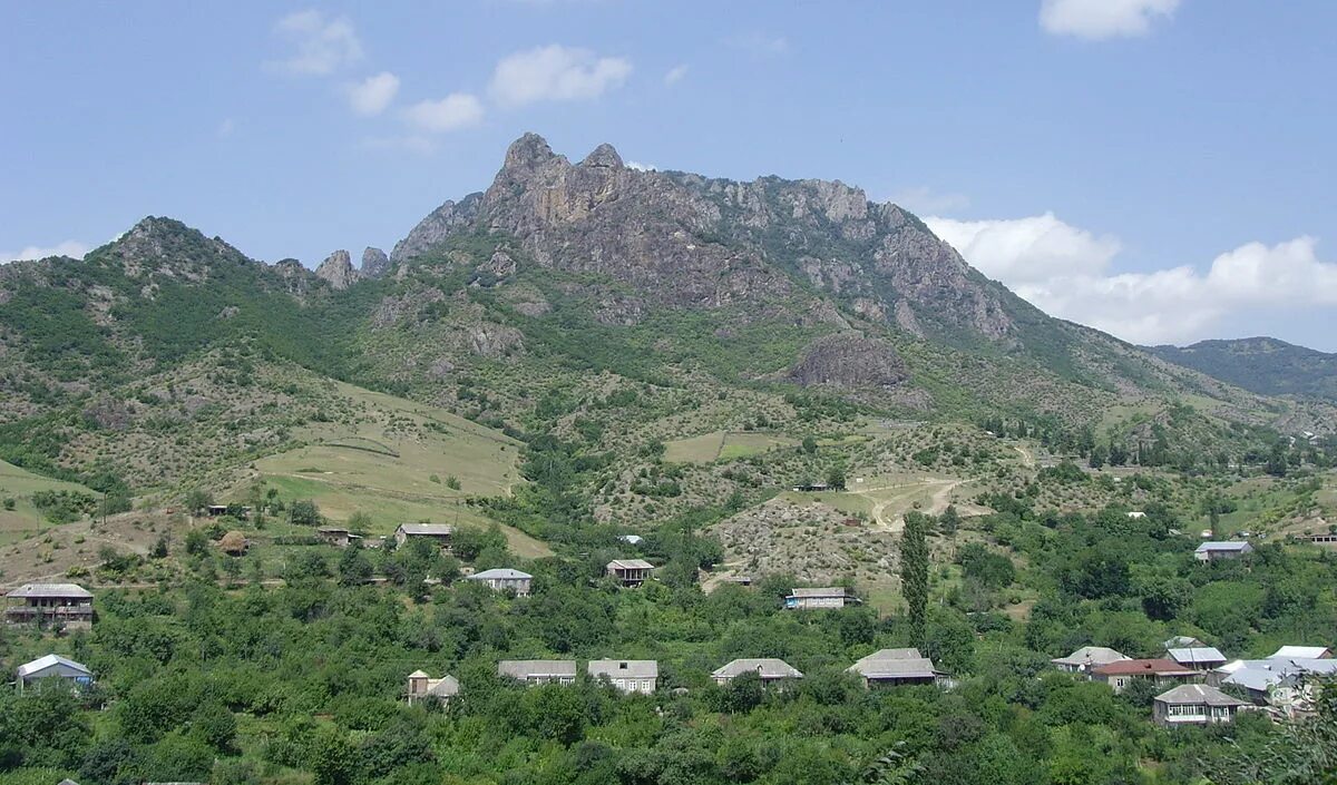 Армянский берд. Село айгедзор армения. тавуш берд армения. армения тавуш горы. село тавуш армения.