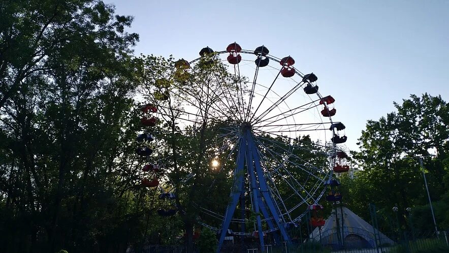 Парк аттракционов в белгороде калейдоскоп. Парк ленина белгород аттракционы. колесо обозрения белгород. парк ленина белгород атракционы. центральный парк белгород аттракционы.