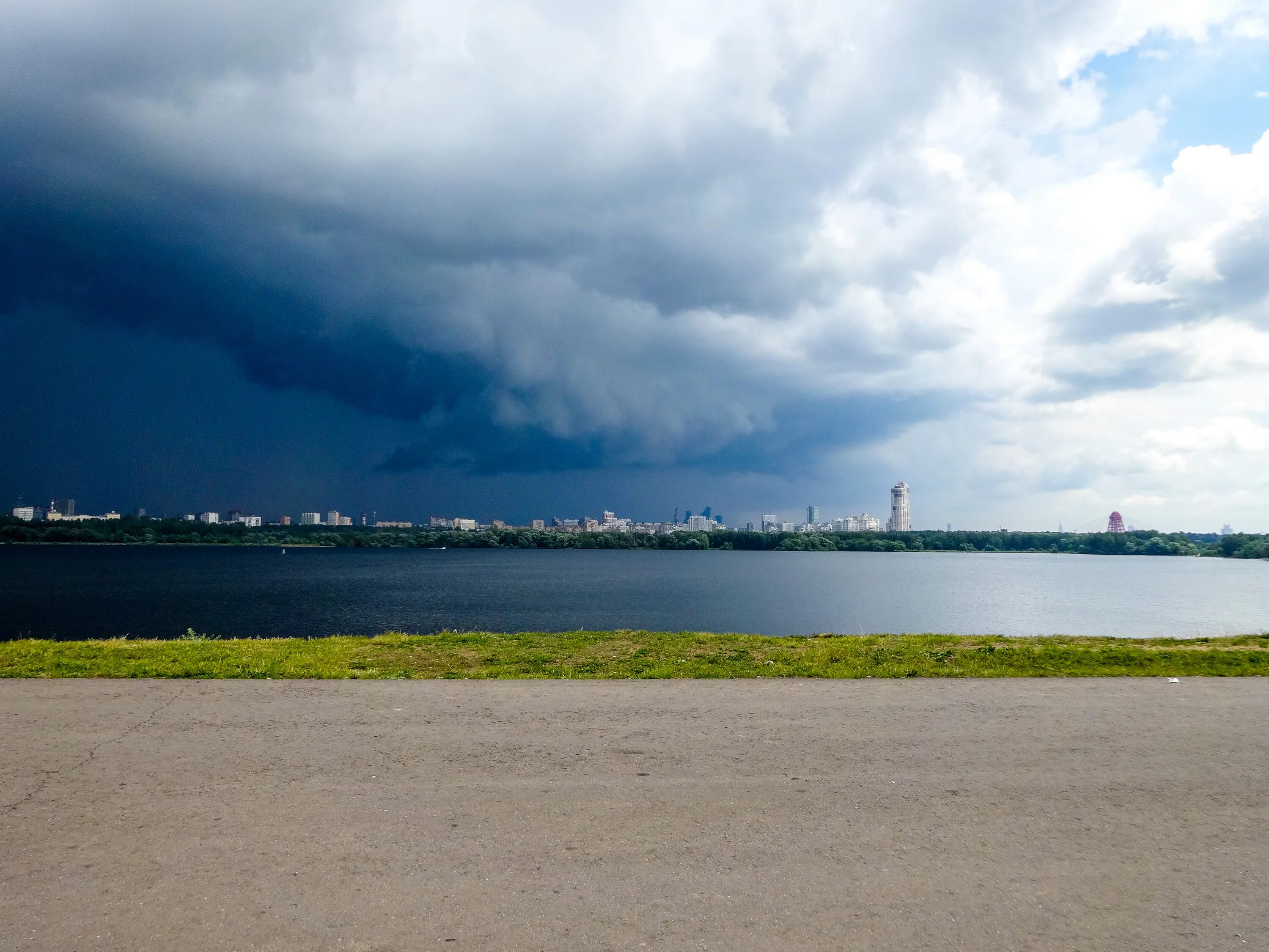 Строгинский затон. Строгинский затон москва. большой строгинский затон. строгино залив. строгинское водохранилище.