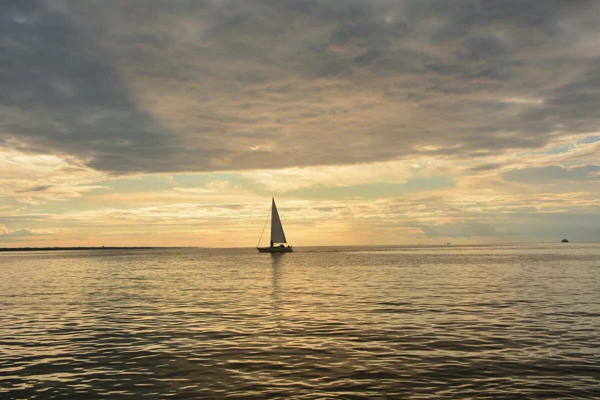 яхта в море. белый парус. белый пароход иссык куль. белый парус киргизия. белый парус буордах.