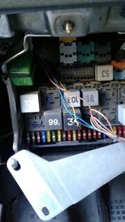 При повороте ключа щелкает