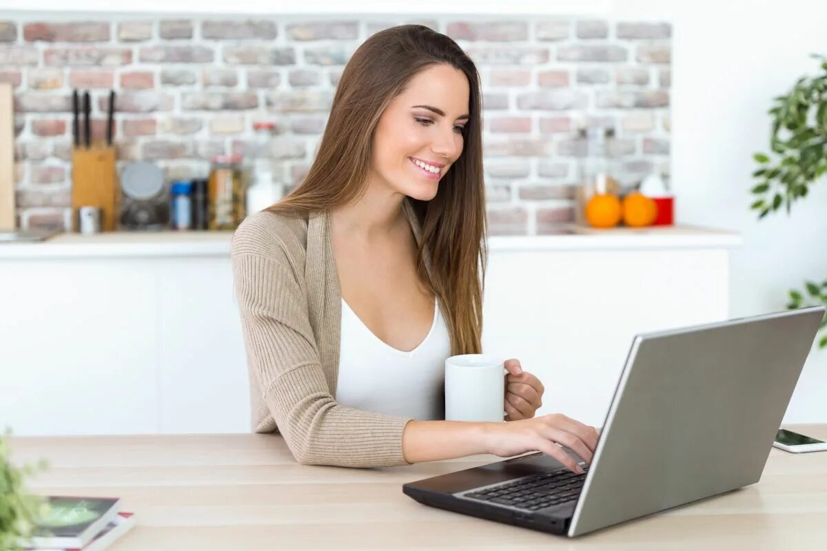 Оплата фрилансеру. Женщина с ноутбуком. Девушка за ноутбуком. Женщина сидит за компьютером. Женщина перед ноутбуком.