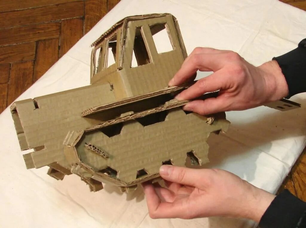Модели из картона 5 класс. Техника из картона. трактор из картона. модель трактора из бумаги.