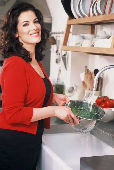 Housework. Perfect housewife 2406. Найджела лоусон обнажая. Домохозяйка shutterstock. Женщина на кухне.