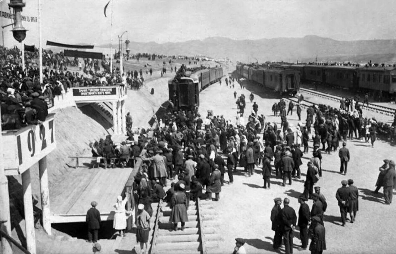Что случилось 14 апреля 1930 года. Туркестано-Сибирская железная дорога (Турксиб). Турксиб 1930. Туркестано-Сибирская магистраль 1930. Туркестан Сибирь железная дорога.