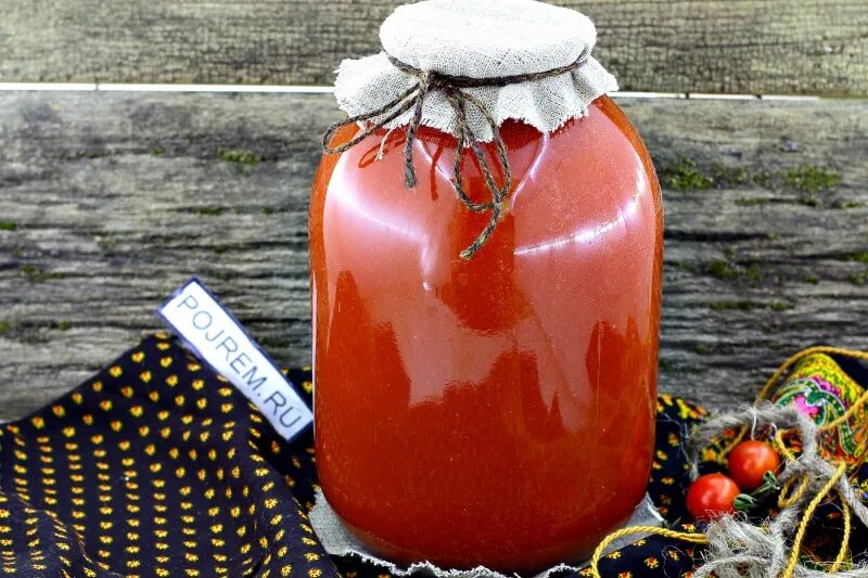 Заготовить томатный сок на зиму. Томатный сок на зиму. Заготовки на зиму сок томатный. Томатный сок с семенами на зиму. Сок томатный банки огромные.