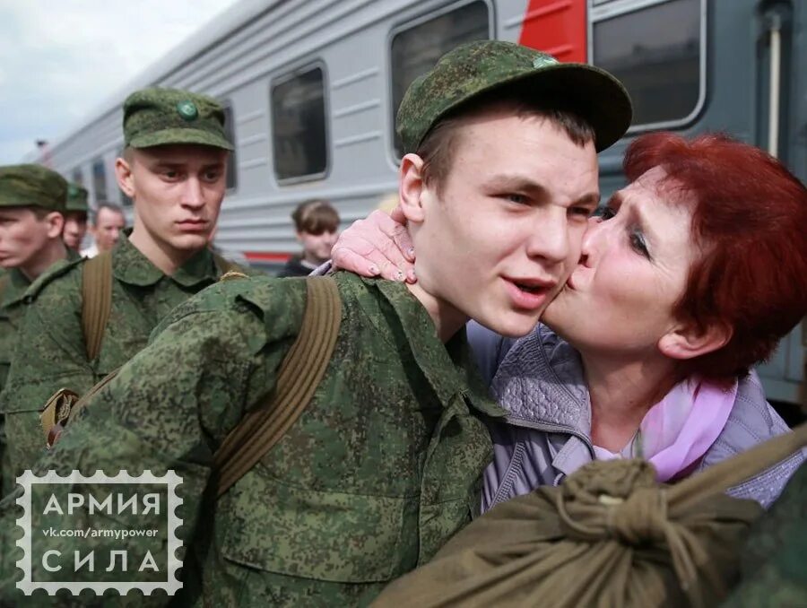 Молодой сын пришел. Встреча солдата. мать солдата. проводы солдата. провожаем сына в армию.