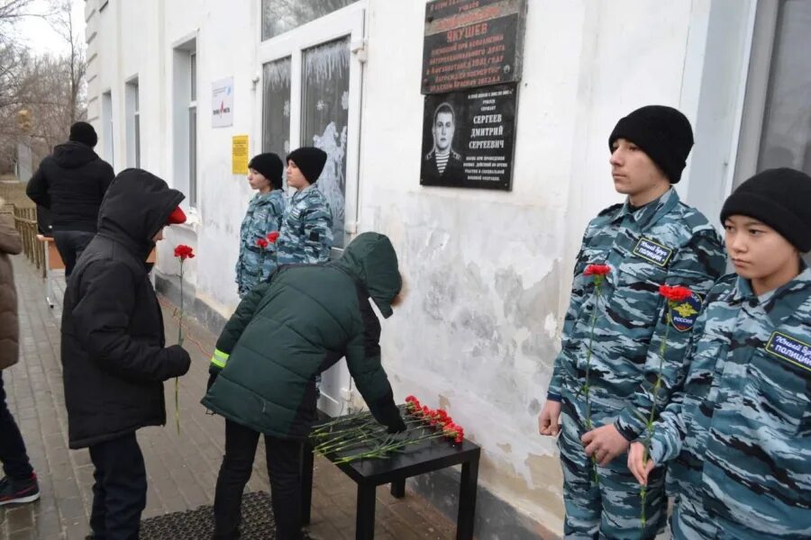 Открытие мемориальной доски 23 февраля в Нововятске. Открытие мемориальной доски в КУКИИТЕ. Мемориальные доски погибшим в спецоперации. Мемориальная доска Панфилову Саратов.