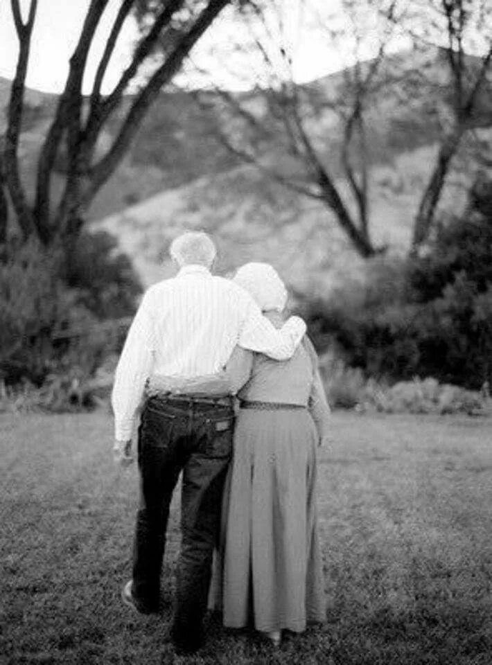 Вместе до самого конца. Старая пара. Пожилая пара со спины. Любовь до старости. Любовь в старости.