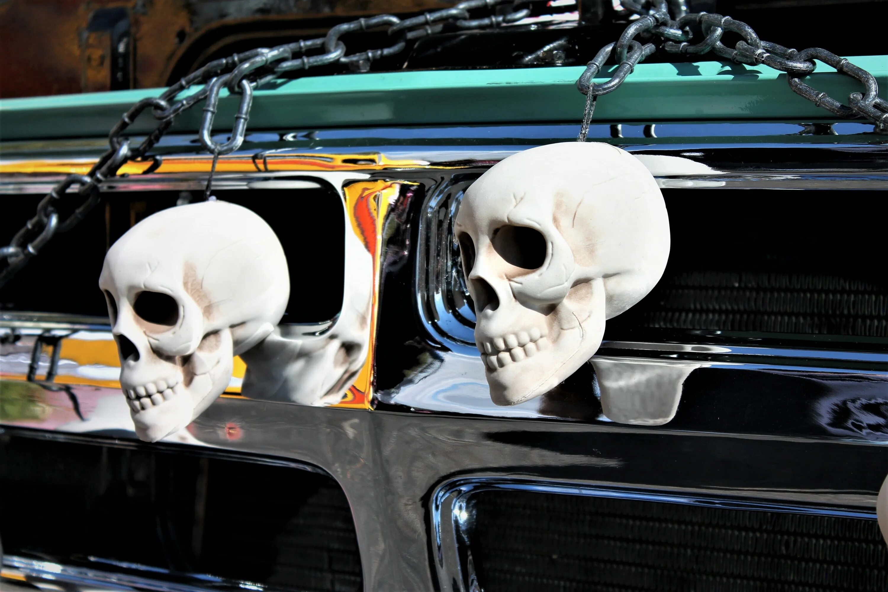 Череп на дне. Машина с черепами. Череп на автомобиле. Крутой скелет.