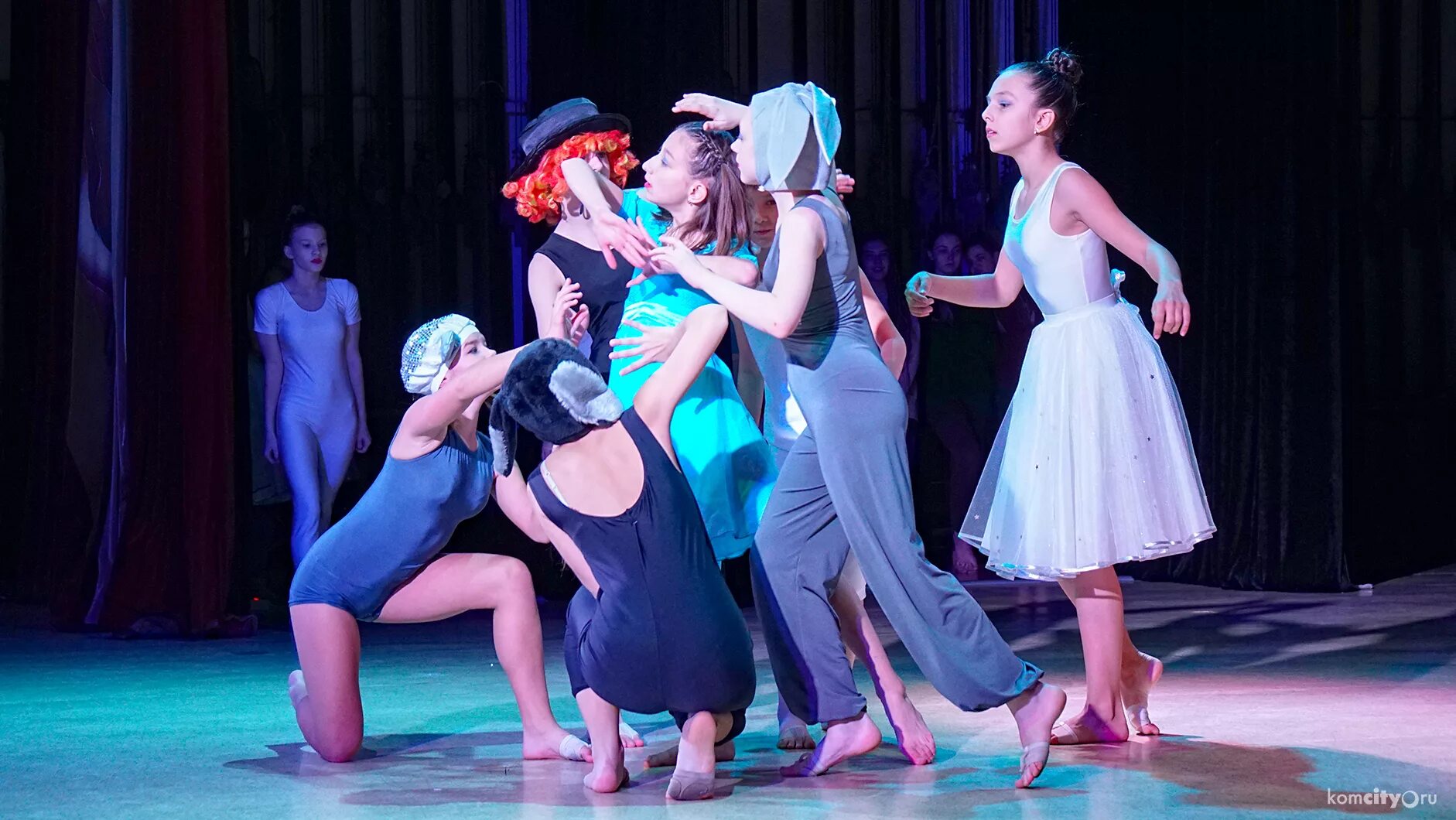 детский музыкальный театр "алиса". новогодние приключения алисы. спектакль алиса в стране чудес в театре. персонажи алисса в стране чудес. шляпник в полный рост.