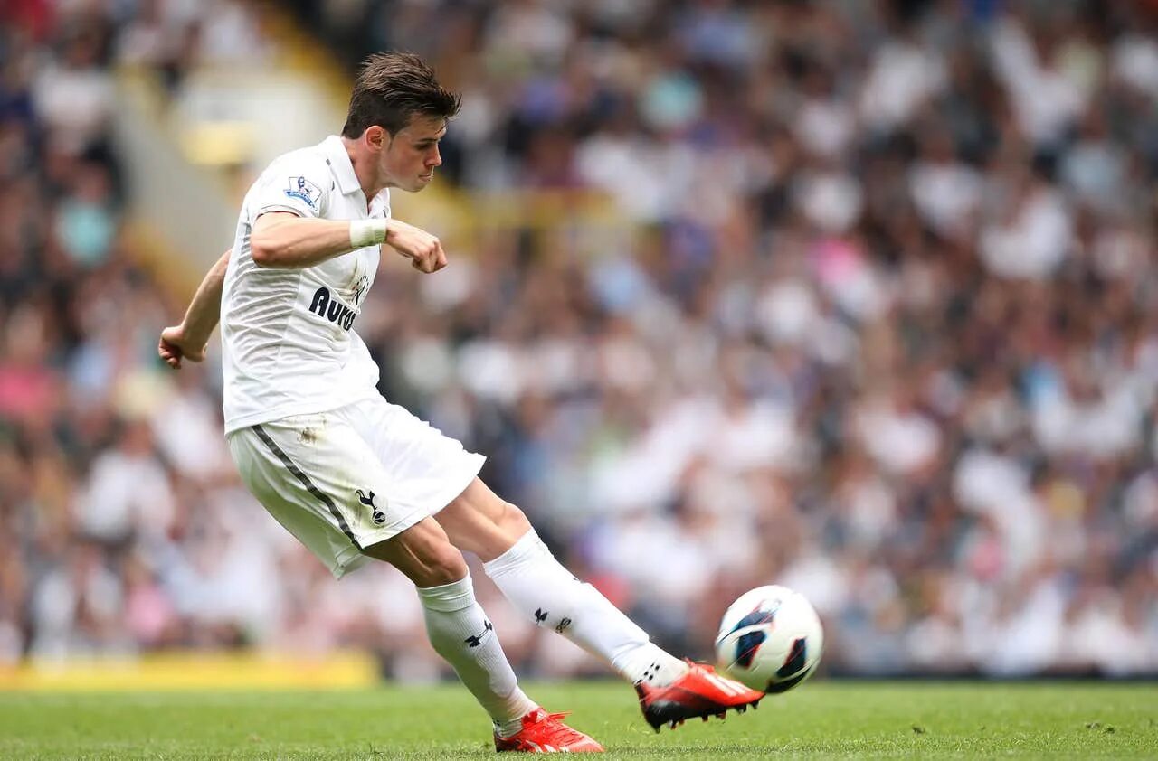 Месси в барселоне 2011. 13 astori. 4 й номер. 4 й номер. Бензема футболист 9 номер.