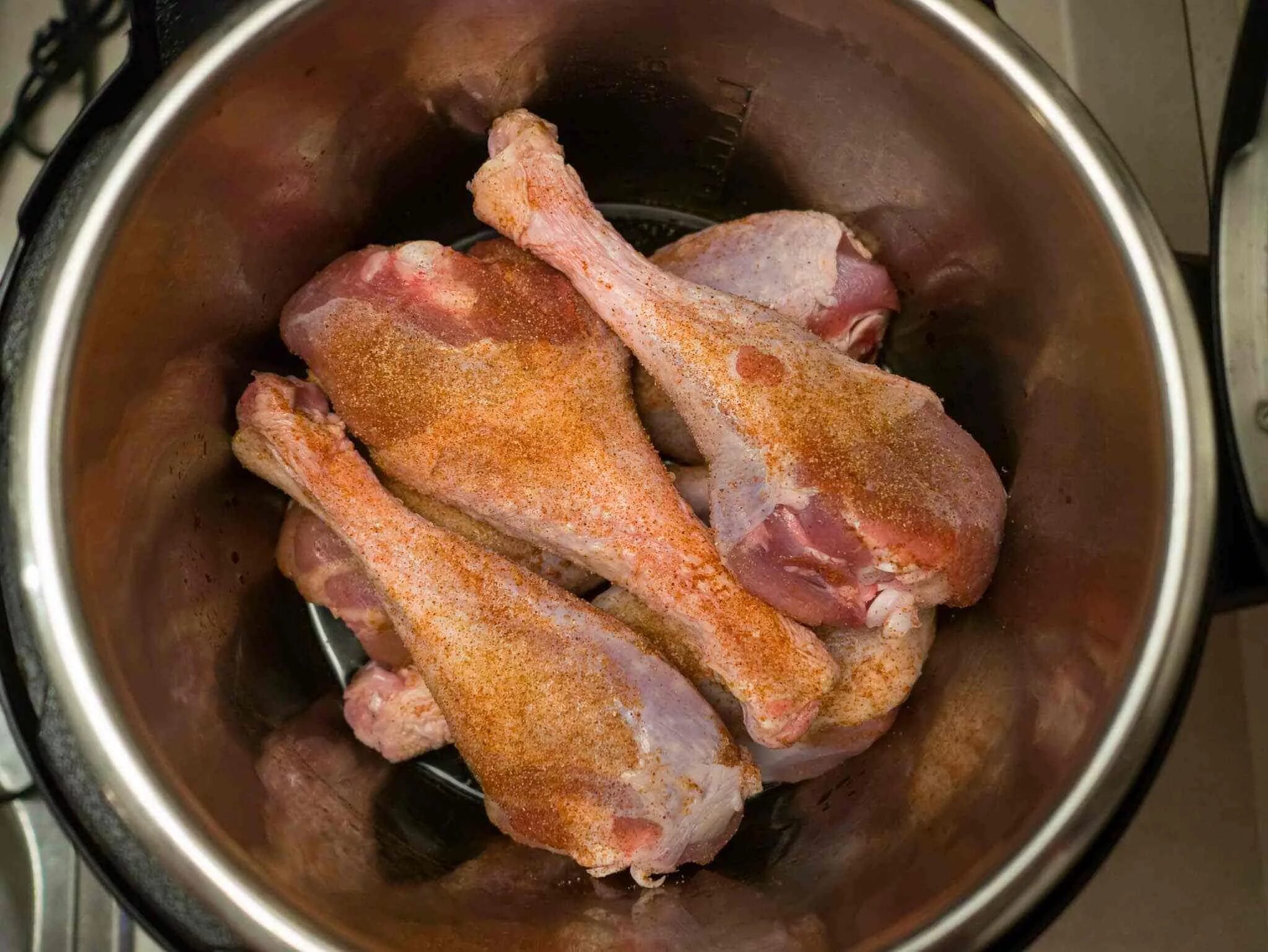 Варить ножку индейки. Вареная голень индейки. Голень индейки в духовке. Гарнир к голени индейки. Филе голени индейки на сковороде.