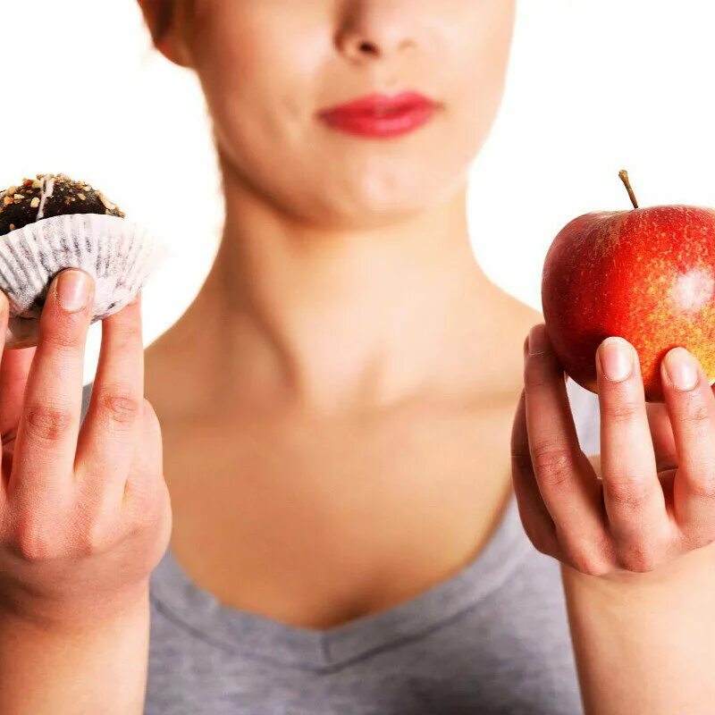 девушка с леденцом. беседа мужчины и женщины. обратная гиперэкстензия дома без тренажера. девушка держит банку в белом топе. позитивная девушка.