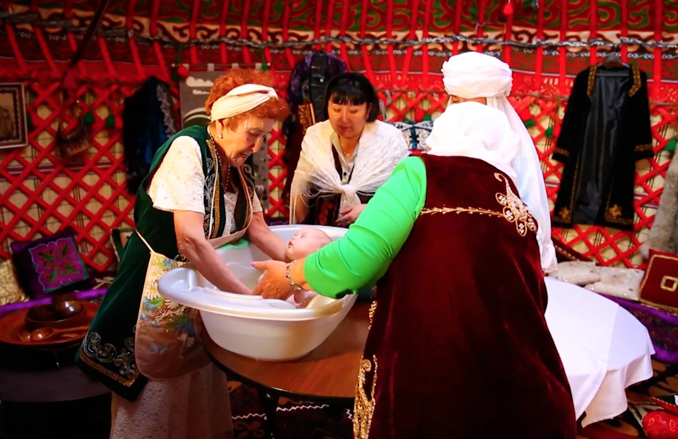 Как поздравить казаха. Казахские традиции. Казахские традиции и Айран. Обычаи казахов фоточки. Калта казахский обычай фото.