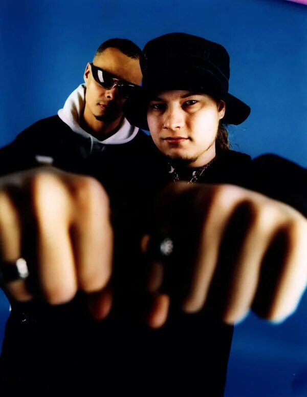 Bomfunk mc's 2023. Группа bomfunk mc s. Солист группы бомфанк мс. Группа bomfunk mc’s. Bomfunk mc рэймонд ибэнкс.