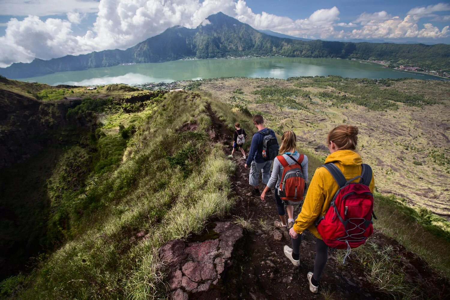 Adventure. Хайкинг Индонезии. Индонезия туристы на горе Батур. Поход в горы. Туристы в горах.