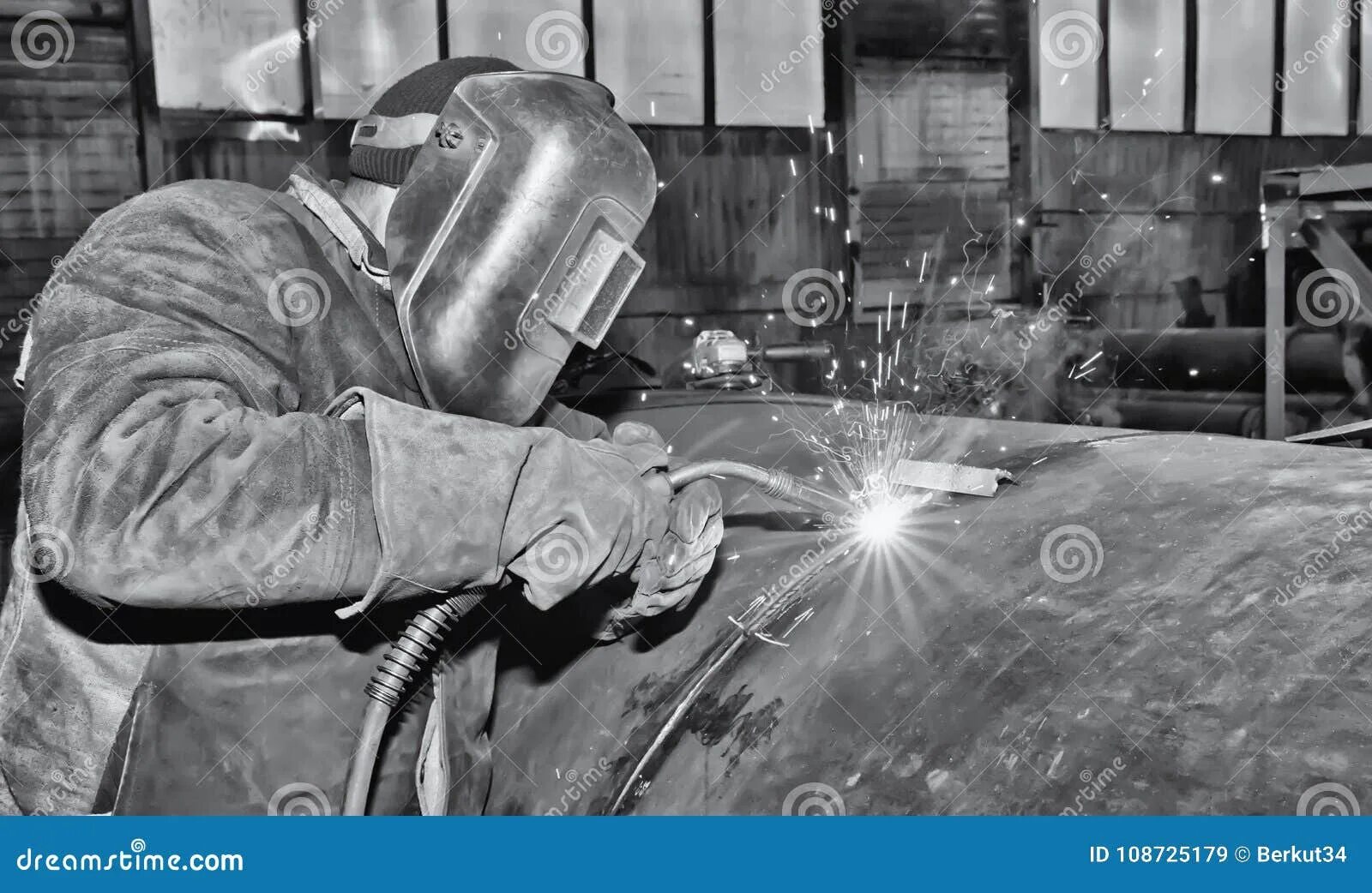 Сварщики в великую отечественную войну. Сварщик история. Сварщик история возникновения. Электрическая дуговая сварка в россии 19 века. История развития сварочного производства.
