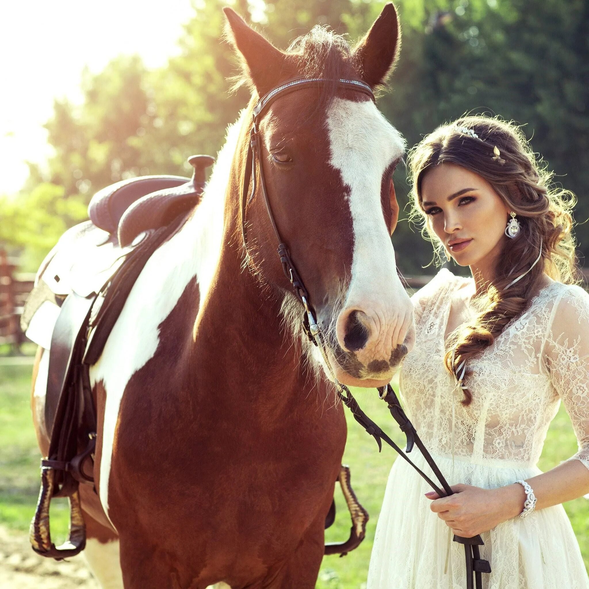 обзор лошади. 124 лошади. девушки в красивых платьях на лошадях. девушка с лошадью. девушка в платье на лошади.