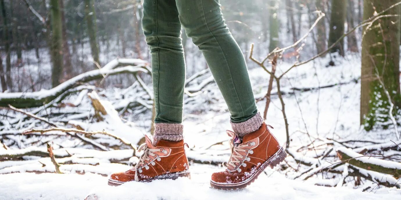 Ботинки на зиму. Boots snow обувь. ботинки в снегу. зимняя обувь на снегу. зимние ботинки на ноге.