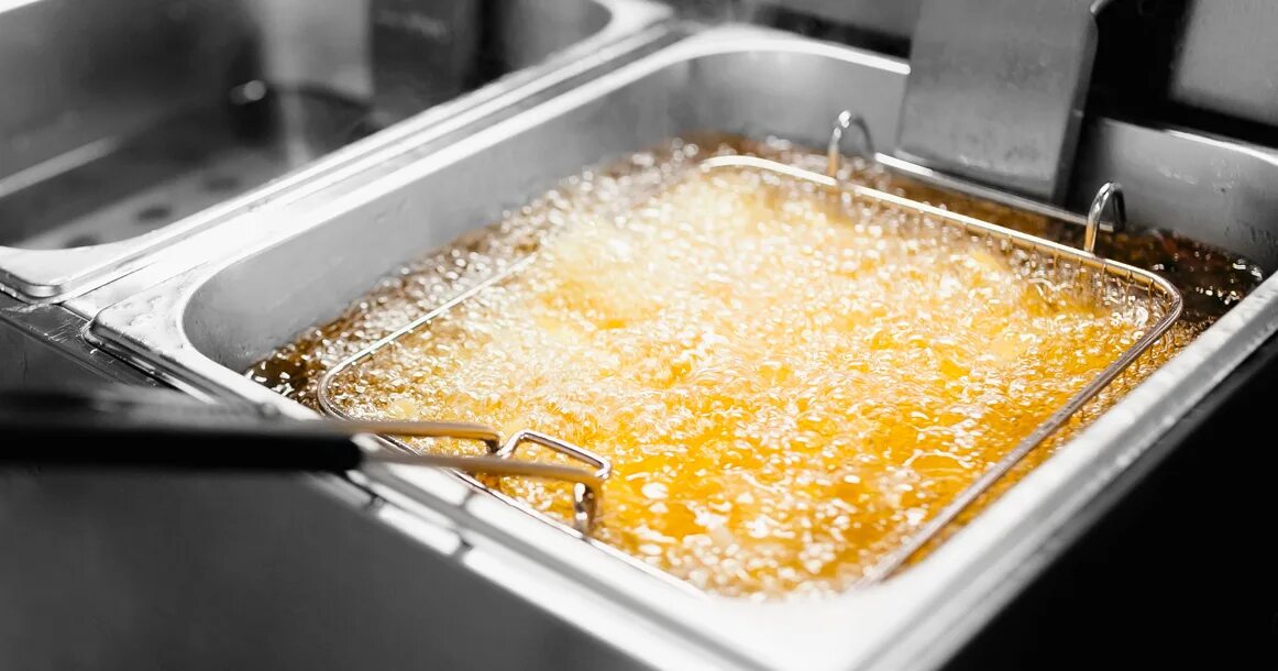 Можно использовать масло после фритюра. Кипящее масло. масло для фритюра. фритюрница с маслом. кипящий фритюр.