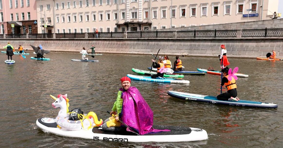Сап москва 2025. Sup регата. sup карнавал москва. москва река заплыв. костюмированная sup-регата в москве.