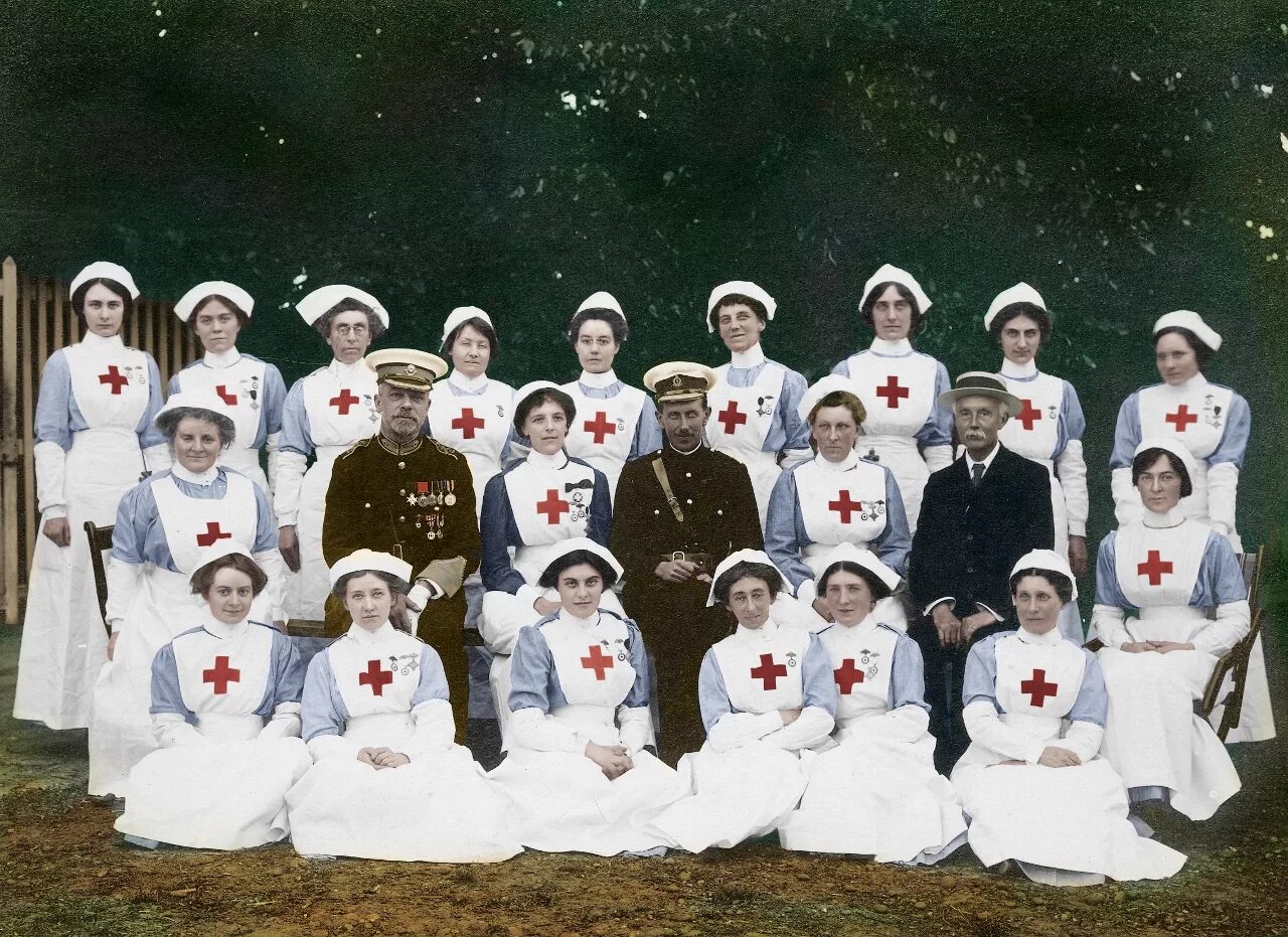 Красный крест мировой. Британский красный крест. Общество красного Креста Англия. Красный крест на войне.