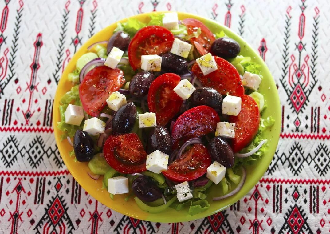 Греческий вкус. Греческий салат Хориатики. Хорьятики греческий. Холодные салаты. Греческая кухня греческий салат (Horiatiki).