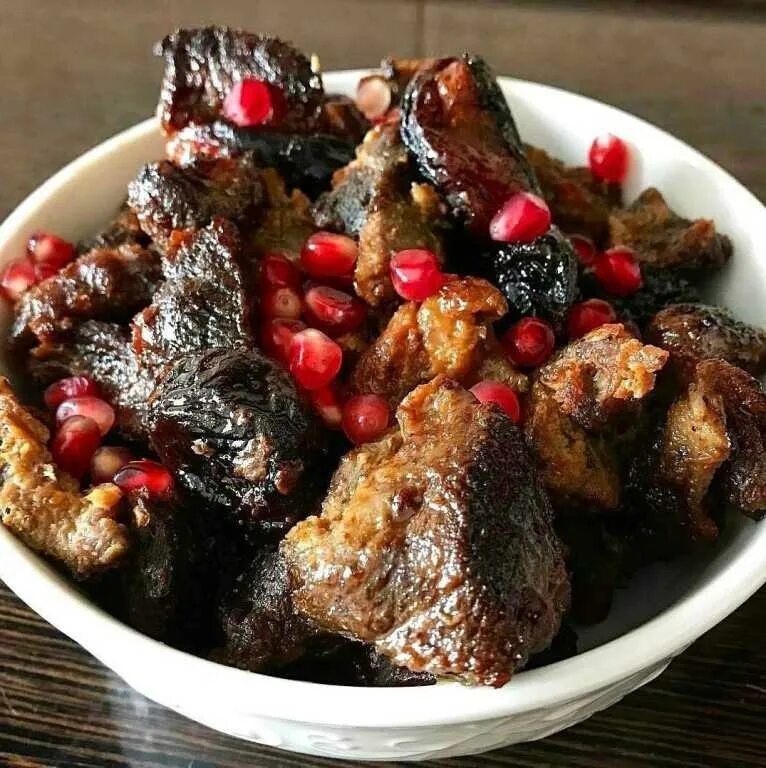 Свиная вырезка с черносливом. Говядина в черносливом с черносливом. Говядина с черносливом рец. Мясо с черносливом в духовке. Эсик флейш.