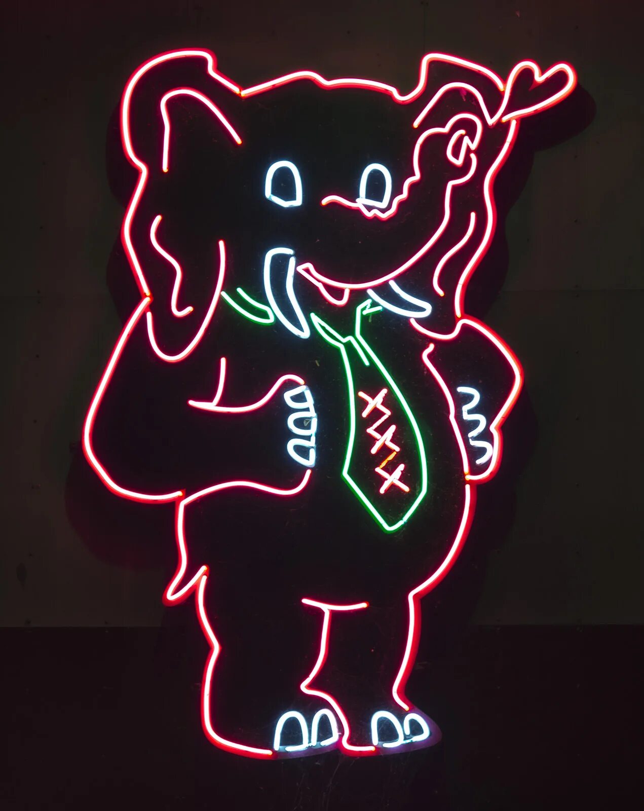 Neon elephant. Неоновый слон. Рисование неоном по стеклу. Слон из неона. Рисунок неоновое окно.