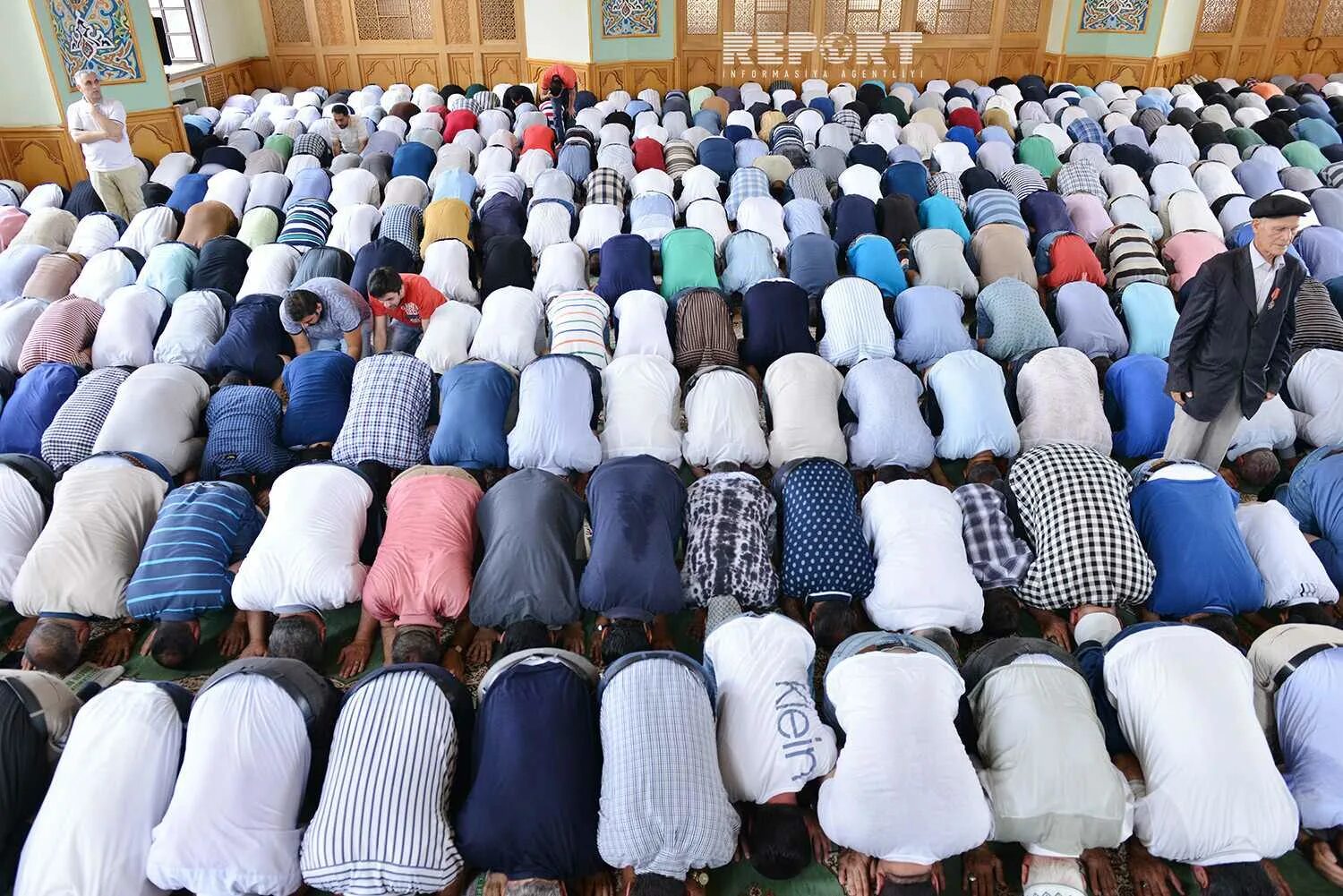Намаз. Что такое намаз у мусульман. Намаз в мечети. Намаз фото.