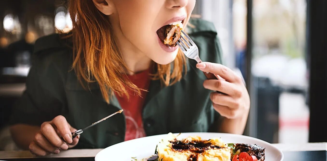Мужчина перец. Spicy food. Spicy food. Человек ест острый перец. Часто ем острое.