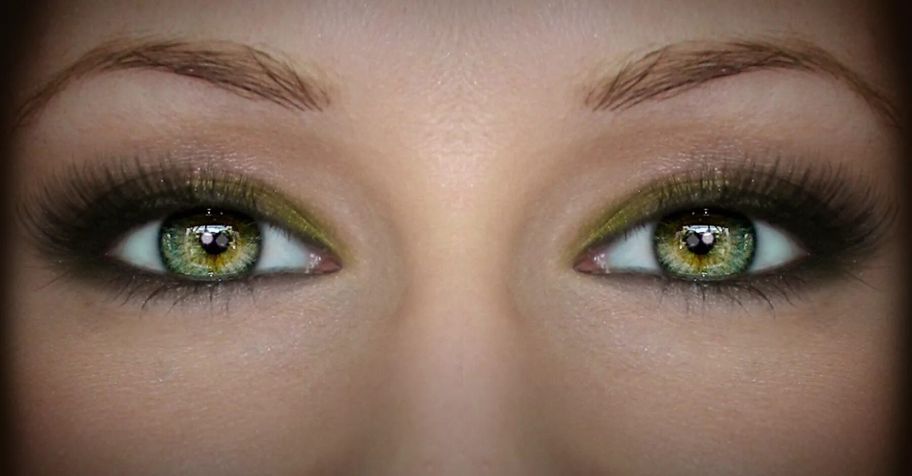 Болотный цвет глаз гетерохромия. Болотно зеленые глаза. Темно болотный цвет глаз. Болотно зеленый цвет глаз.