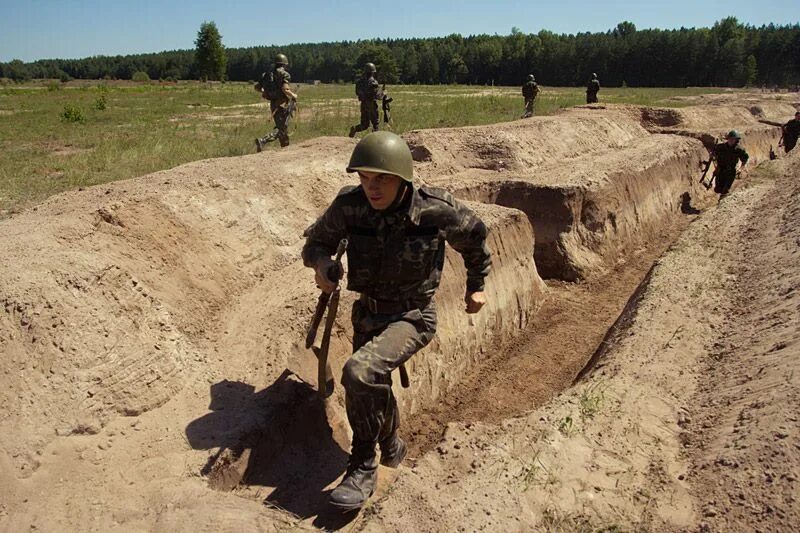 Копать окопы. Траншеи и окопы. траншея военная. оборудованные окопы. военные траншеи и окопы.