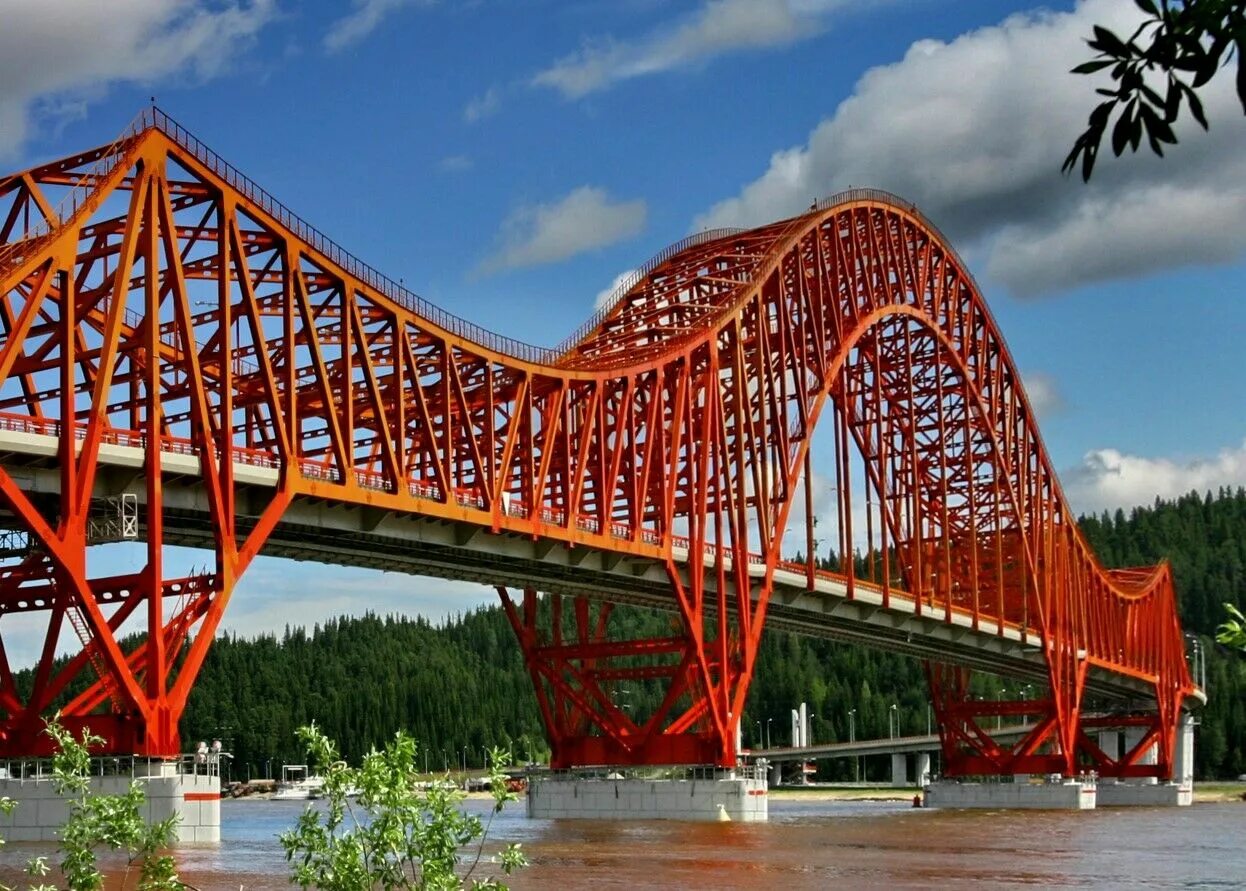 Мост дракон в ханты-мансийске. Река иртыш ханты-мансийск. Ханты-мансийск мост красный дракон. Красный дракон река. Река обь ханты-мансийск.