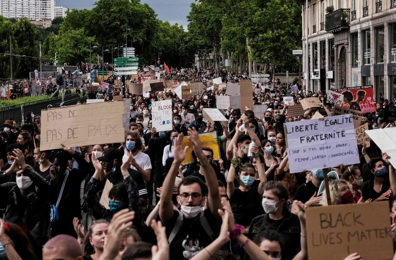 Protest against. Символы манифестации. Demonstrations. Треугольник манифестации. Австралия митинг протест 1975.