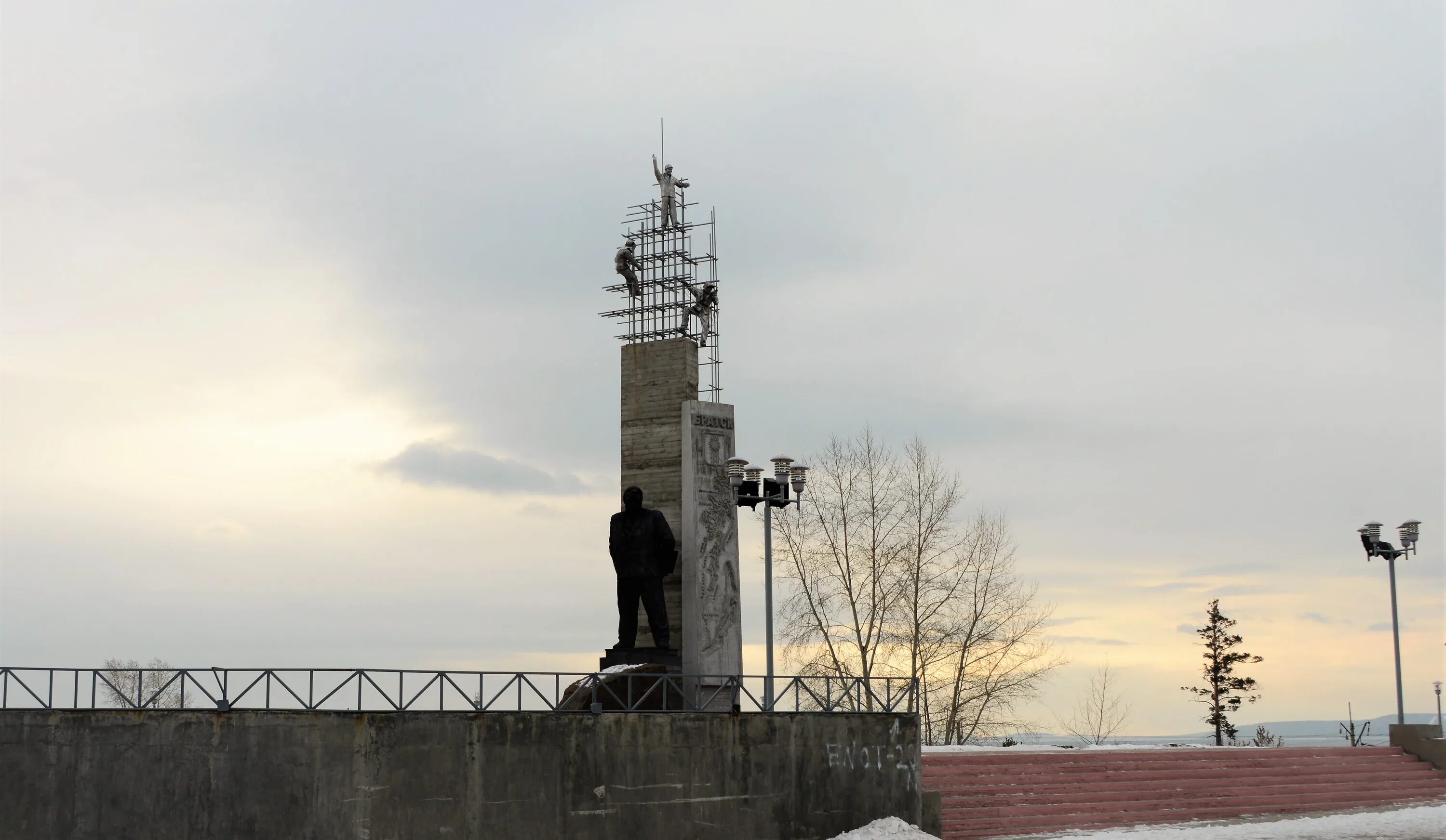 Стоять братск. Троллейбус братск. Братск центр города. Братск экология города. Братская гэс в братске.