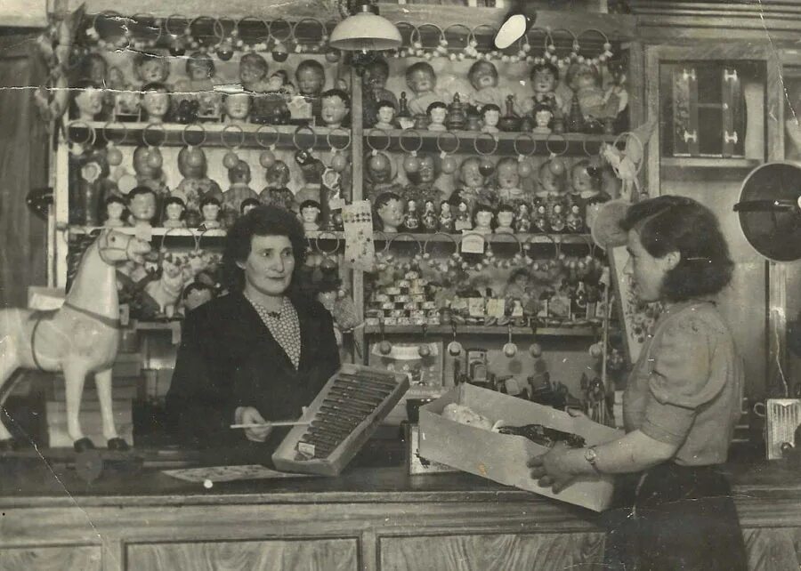 Советский магазин игрушек. Игрушка 1950 года. Фабрики игрушек СССР. Витрины магазинов в 1950-е.